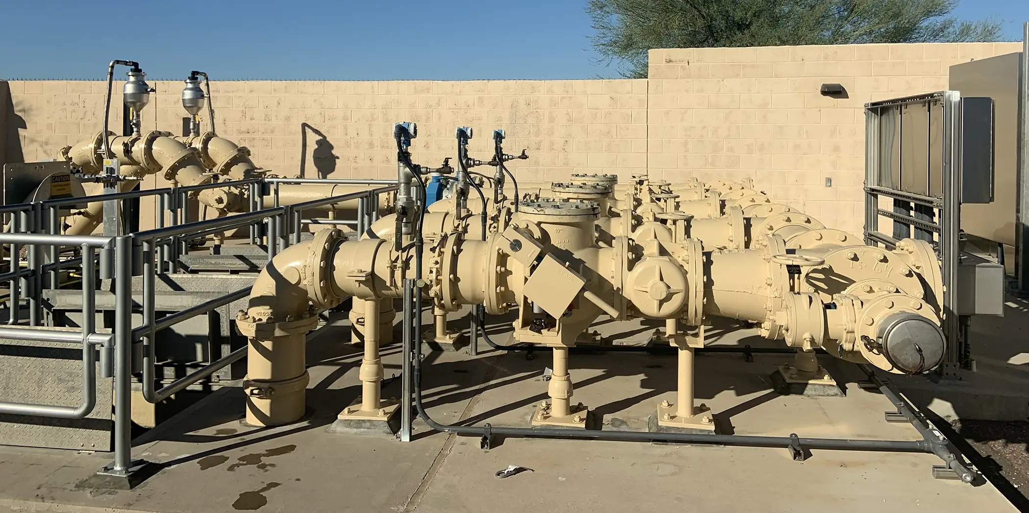 banner-outdoor-beige-pipes-cinderblock-wall